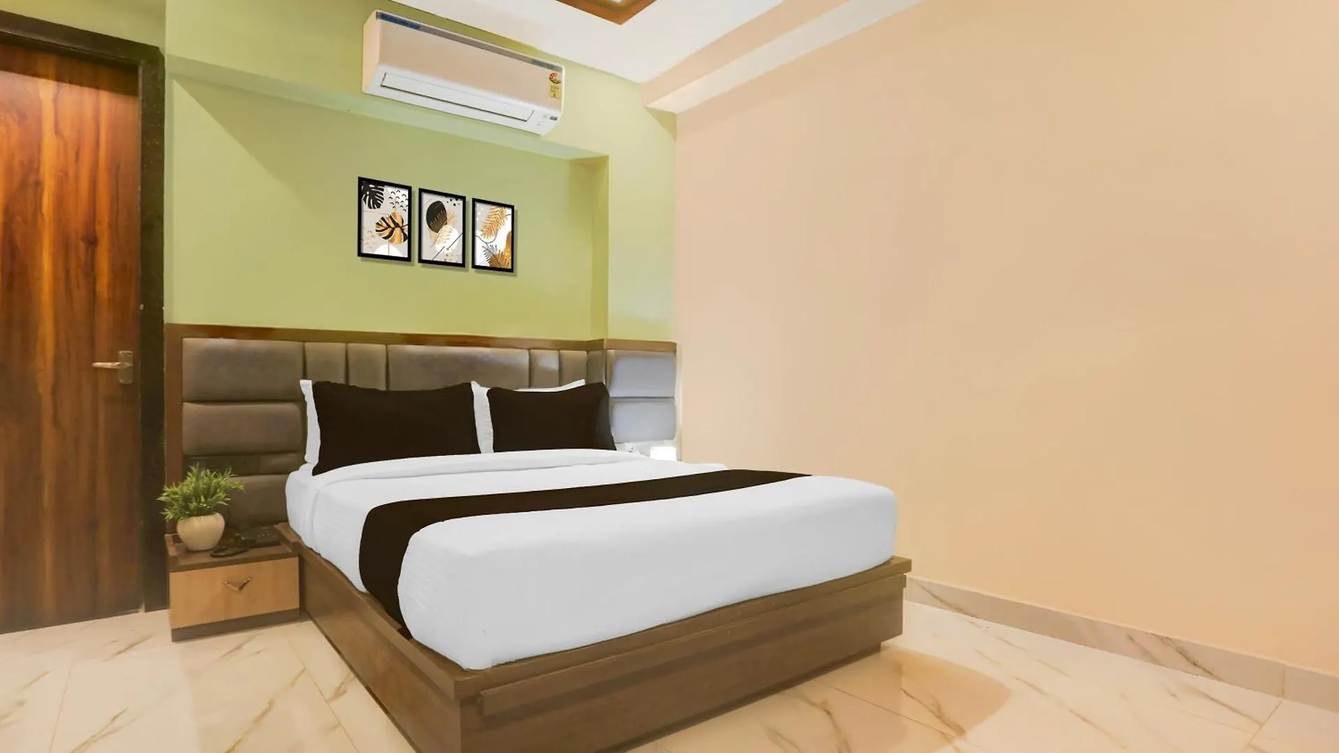 ורנאסי Hotel O Shivay Palace 3*,  הודו